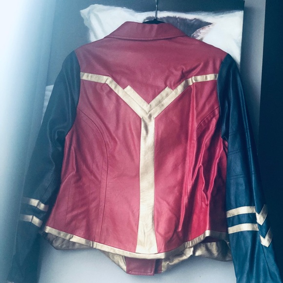 Stunning faux leather Wonder Woman jacket. - Picture 6 of 6